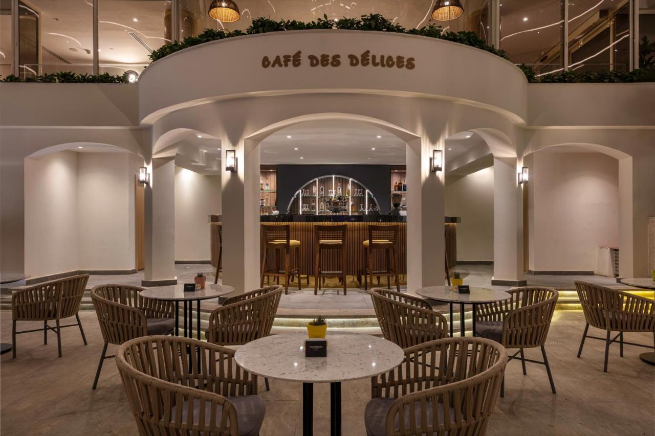 Steigenberger Nile Palace Luxor - Convention Center Екстериор снимка Café des Délices