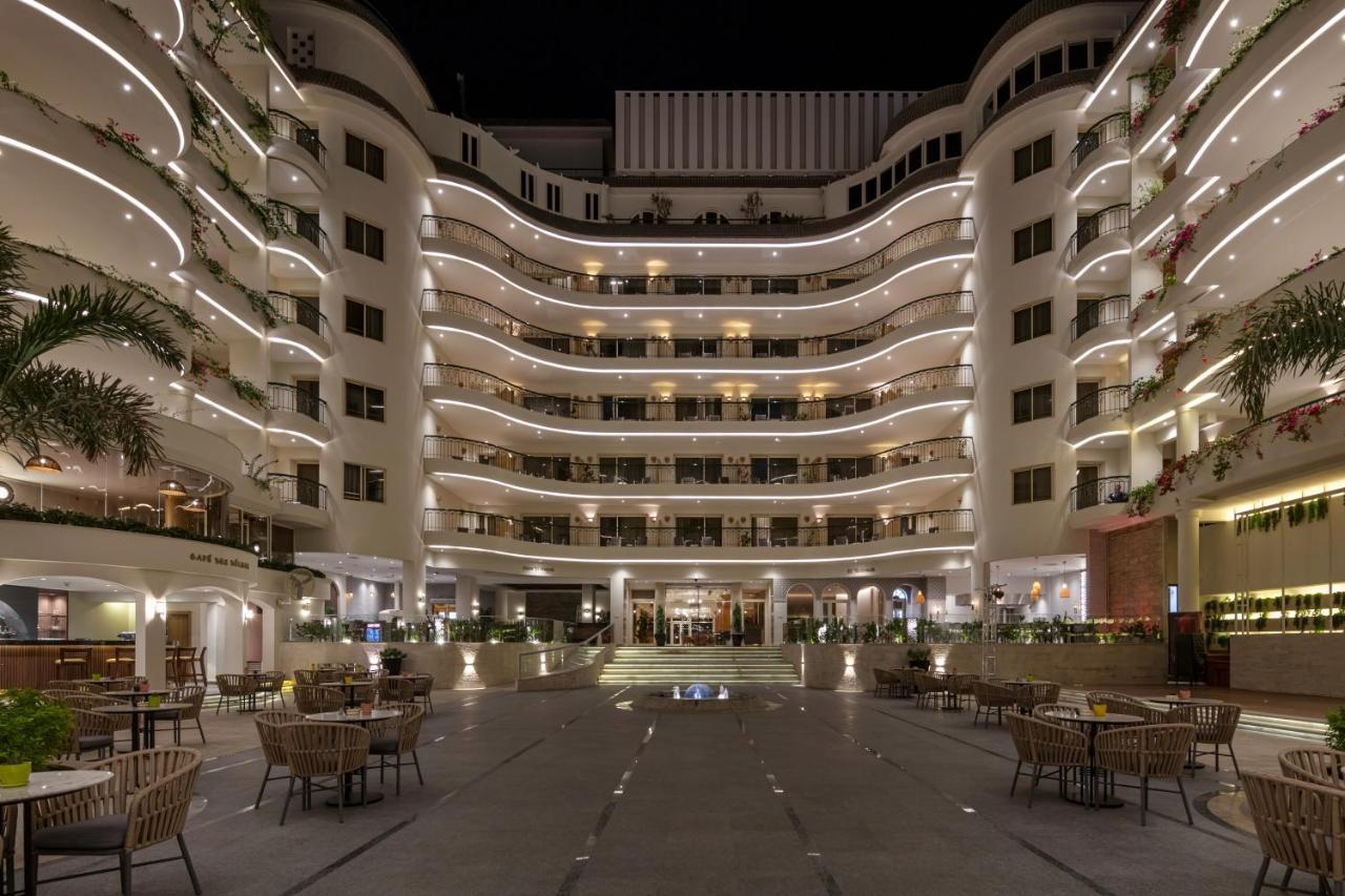 Steigenberger Nile Palace Luxor - Convention Center Екстериор снимка The hotel's courtyard