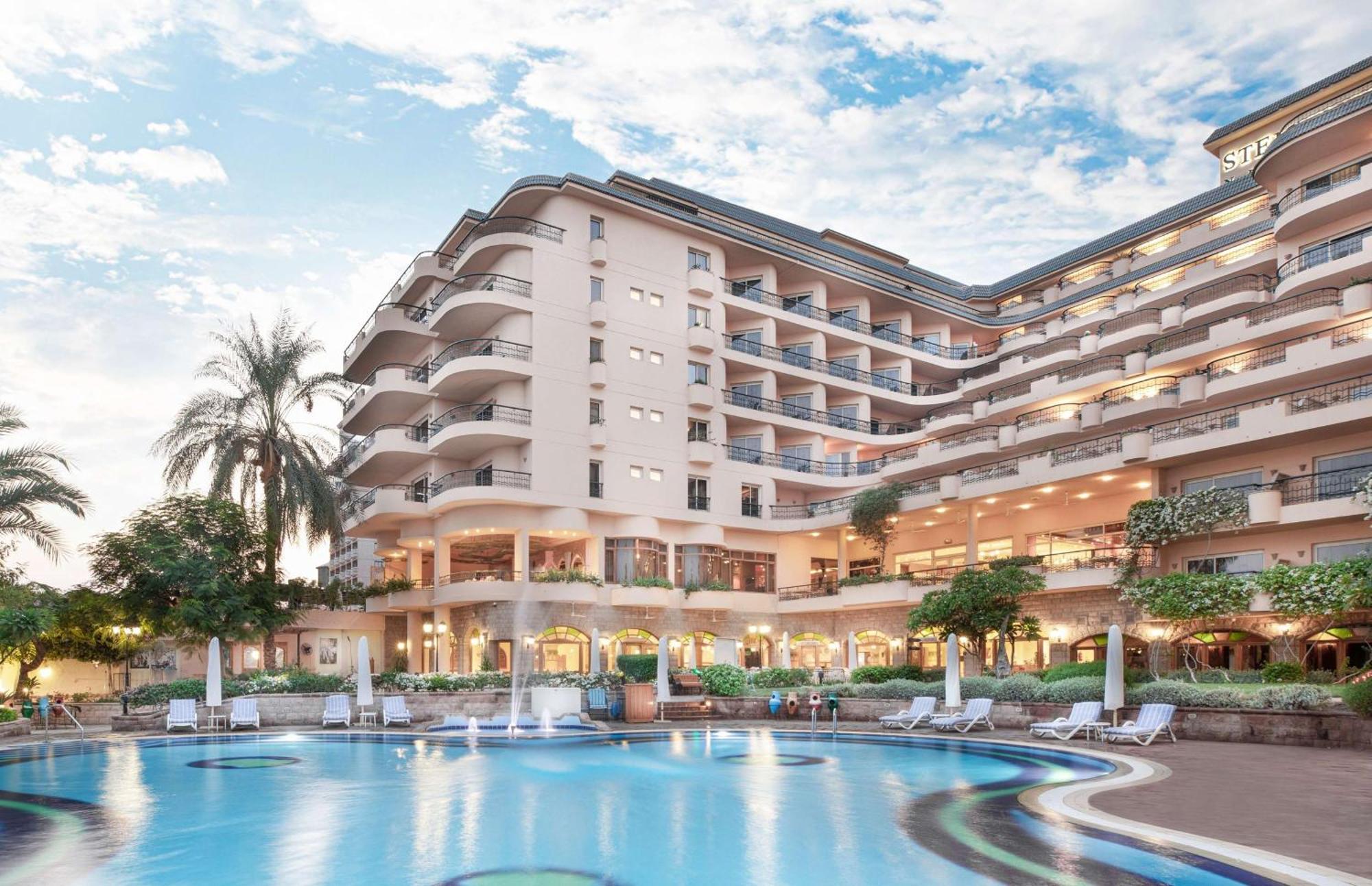 Steigenberger Nile Palace Luxor - Convention Center Екстериор снимка The Nile Hilton